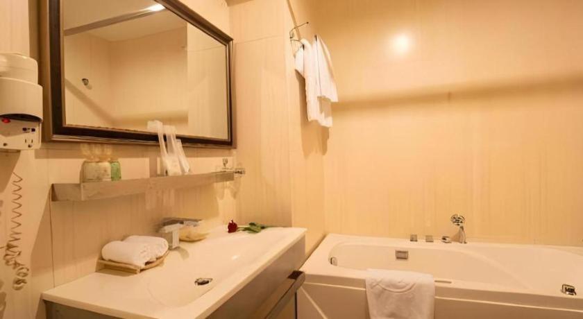 The White Hotel 8A Thai Van Lung Ciudad Ho Chi Minh  Exterior foto